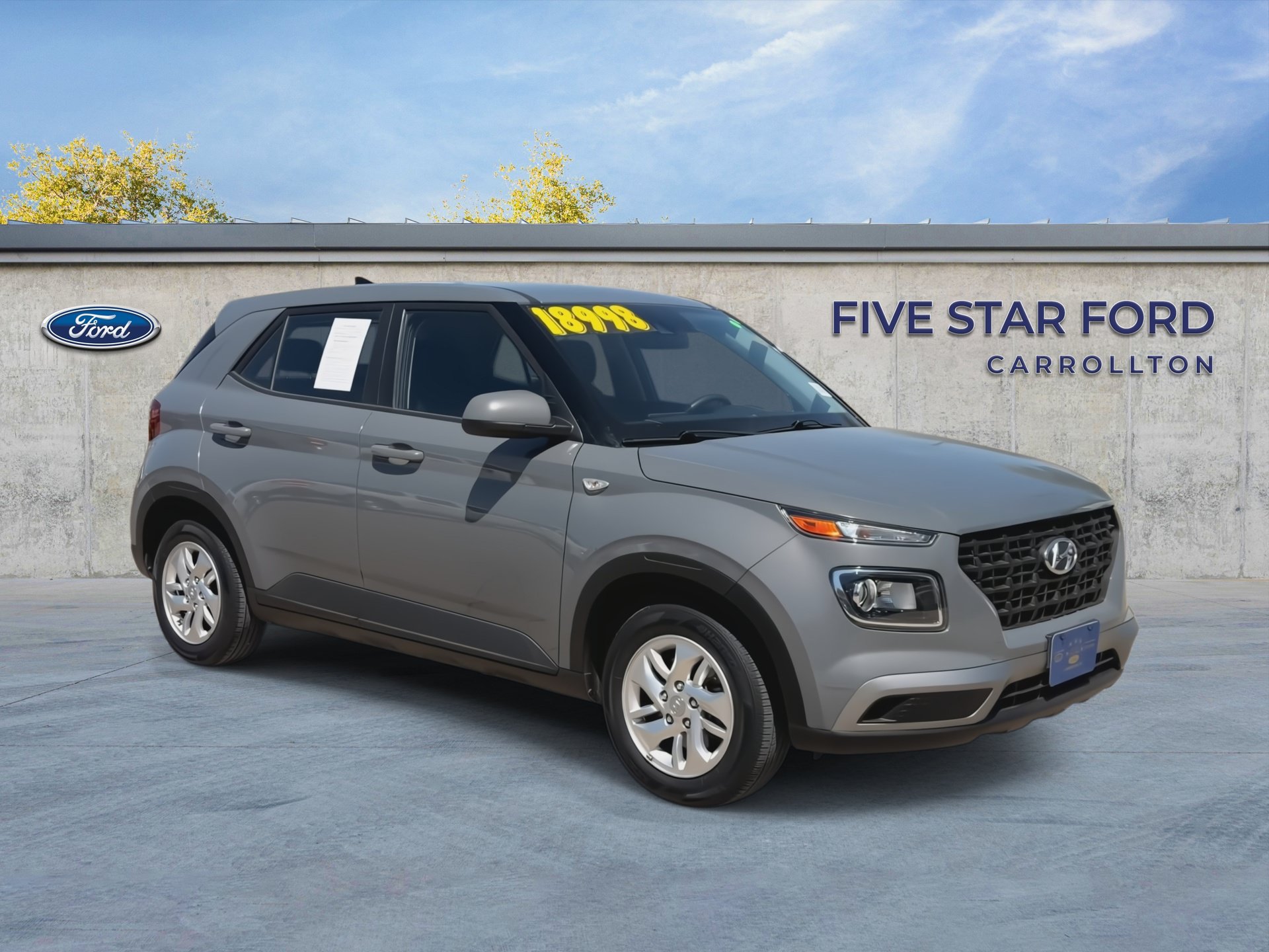 Used 2022 Hyundai Venue SE FWD image 2