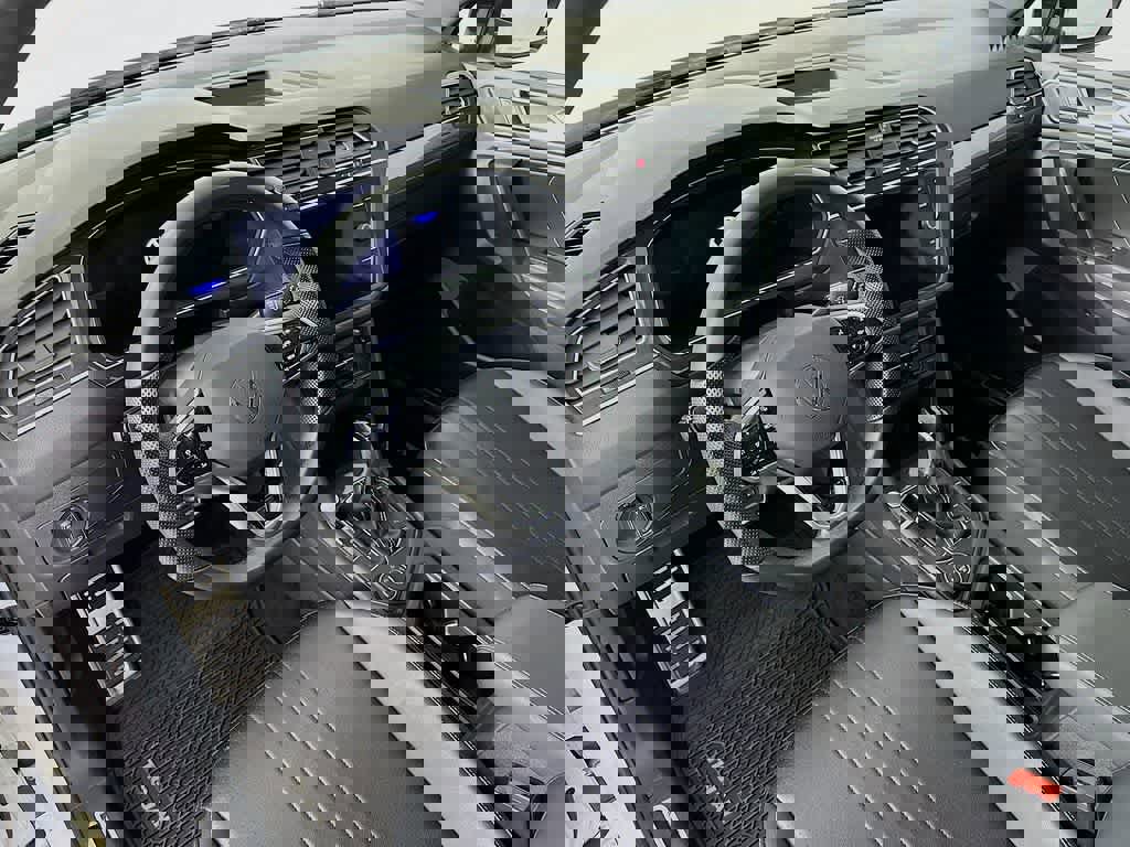 Used 2024 Volkswagen Tiguan SE R-Line image 2