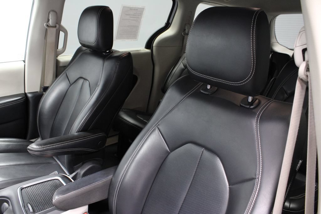 Used 2023 Chrysler Pacifica Touring-L FWD image 27
