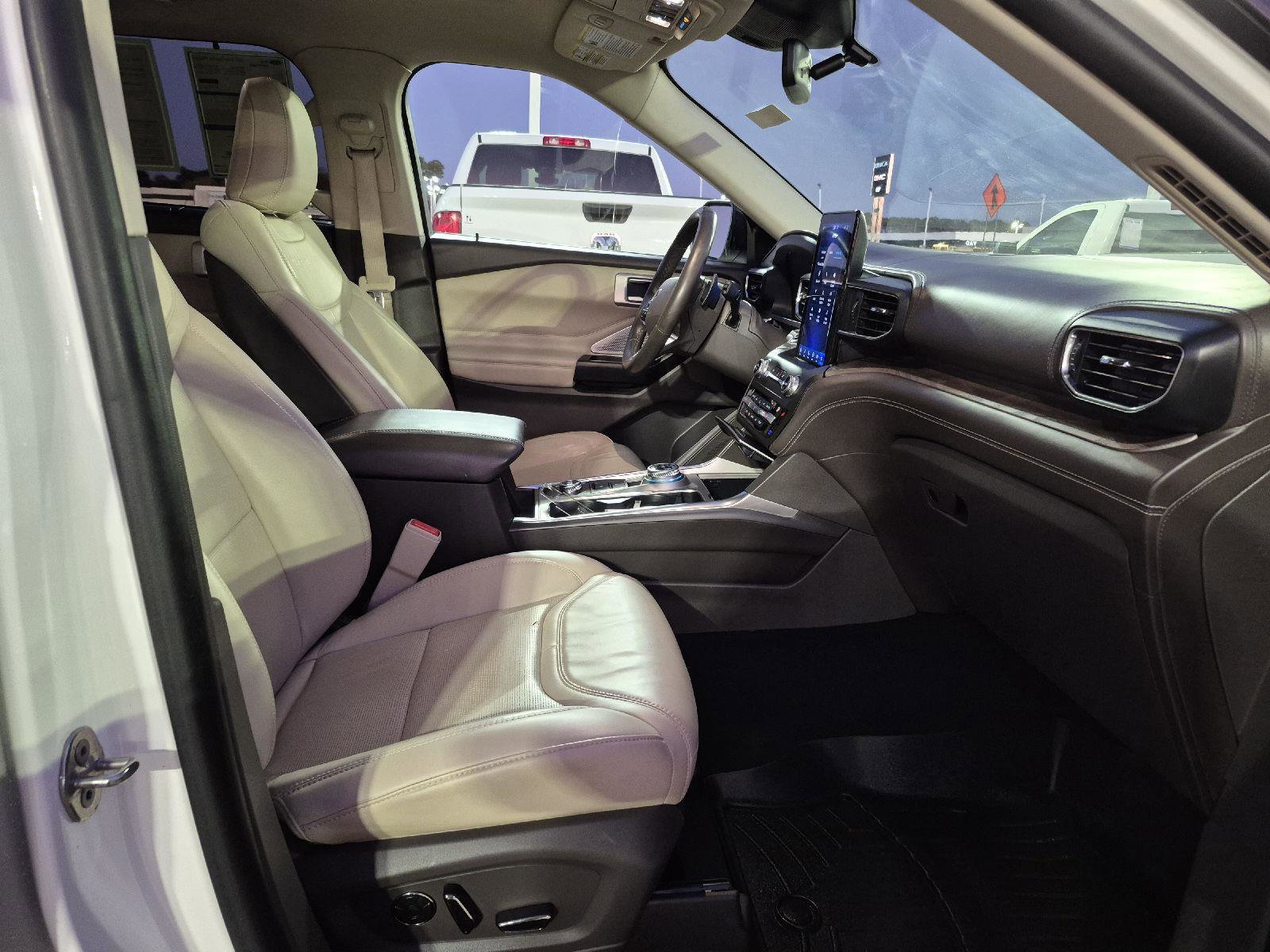 Certified 2020 Ford Explorer Platinum w/ Premium Technology Package image 32