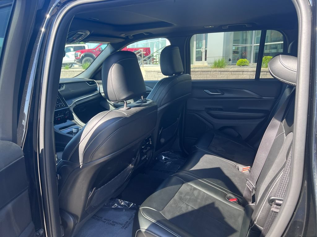 Used 2023 Jeep Grand Cherokee Altitude AWD/4WD image 12