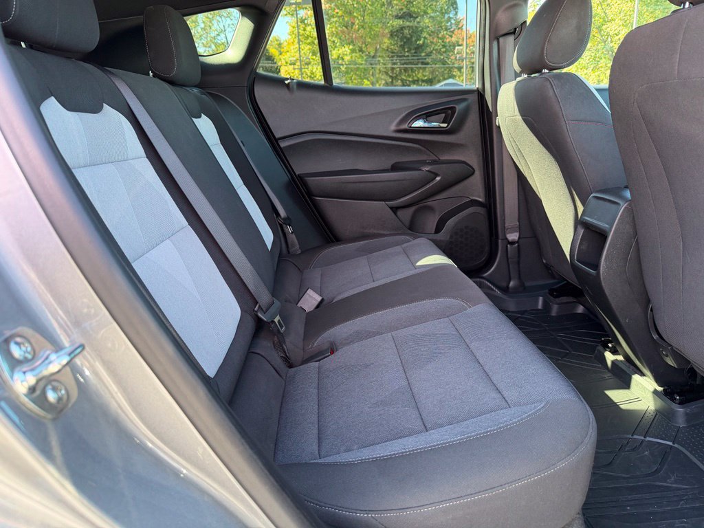 Used 2025 Chevrolet Trax RS FWD image 19