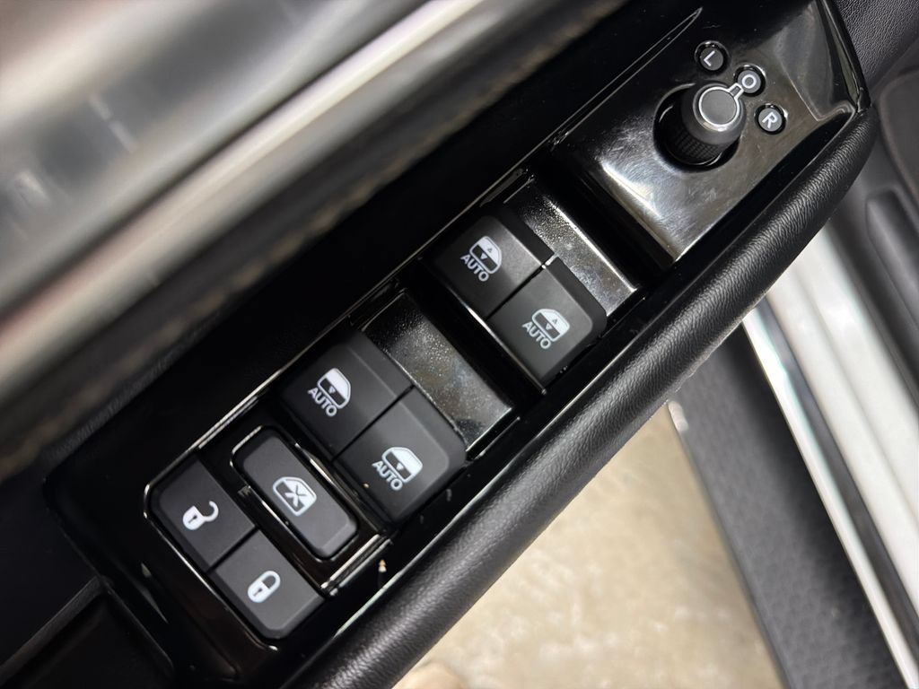 Used 2024 Jeep Wagoneer L Series II RWD image 17