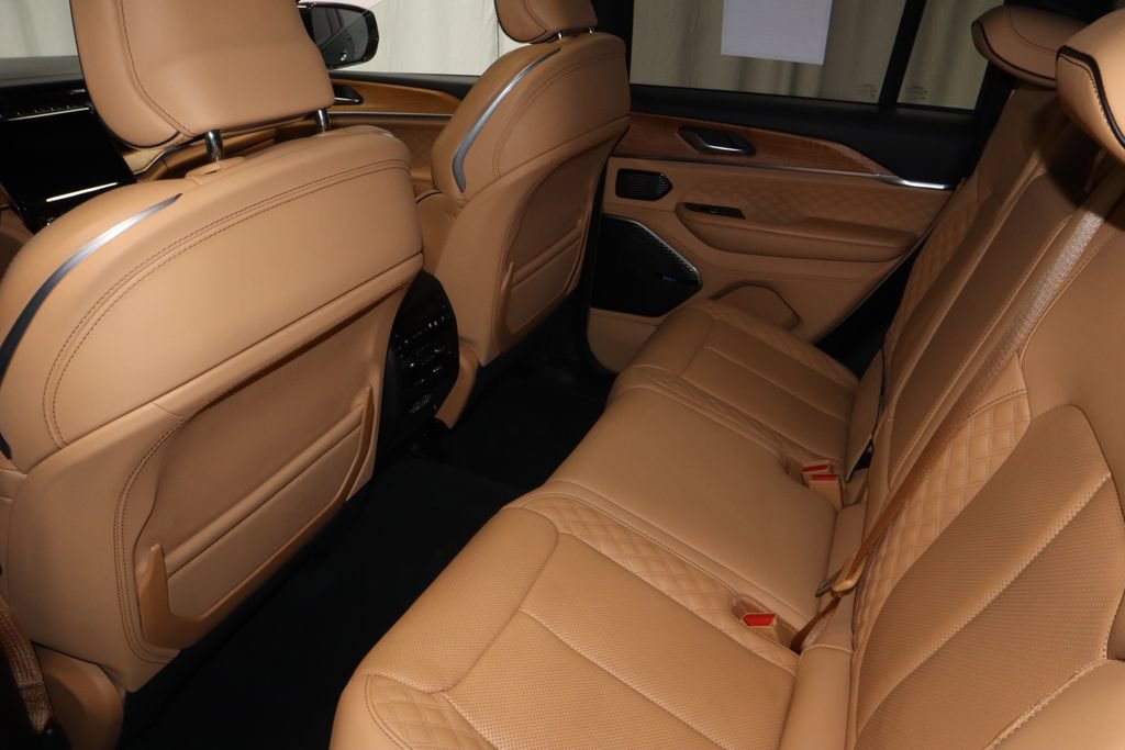 Used 2025 Jeep Grand Cherokee Summit AWD/4WD image 22