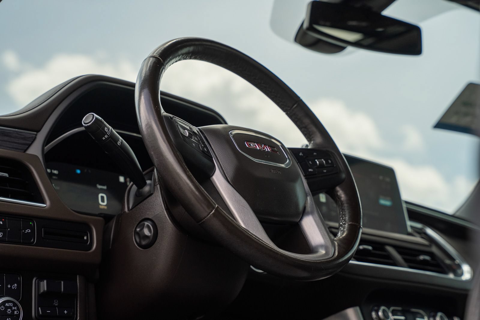 Used 2022 GMC Yukon SLT w/ SLT Premium Package RWD image 30