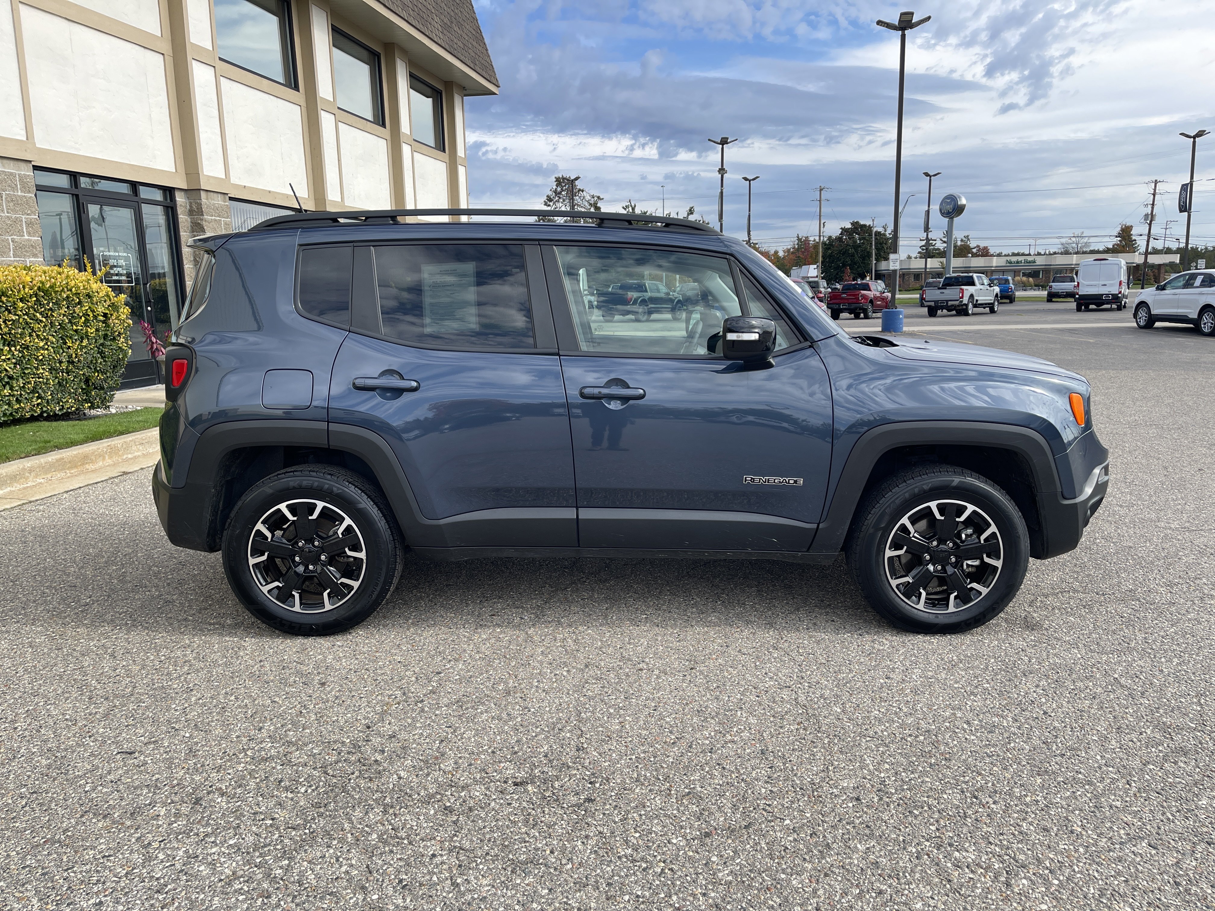Used 2023 Jeep Renegade Latitude AWD/4WD image 2