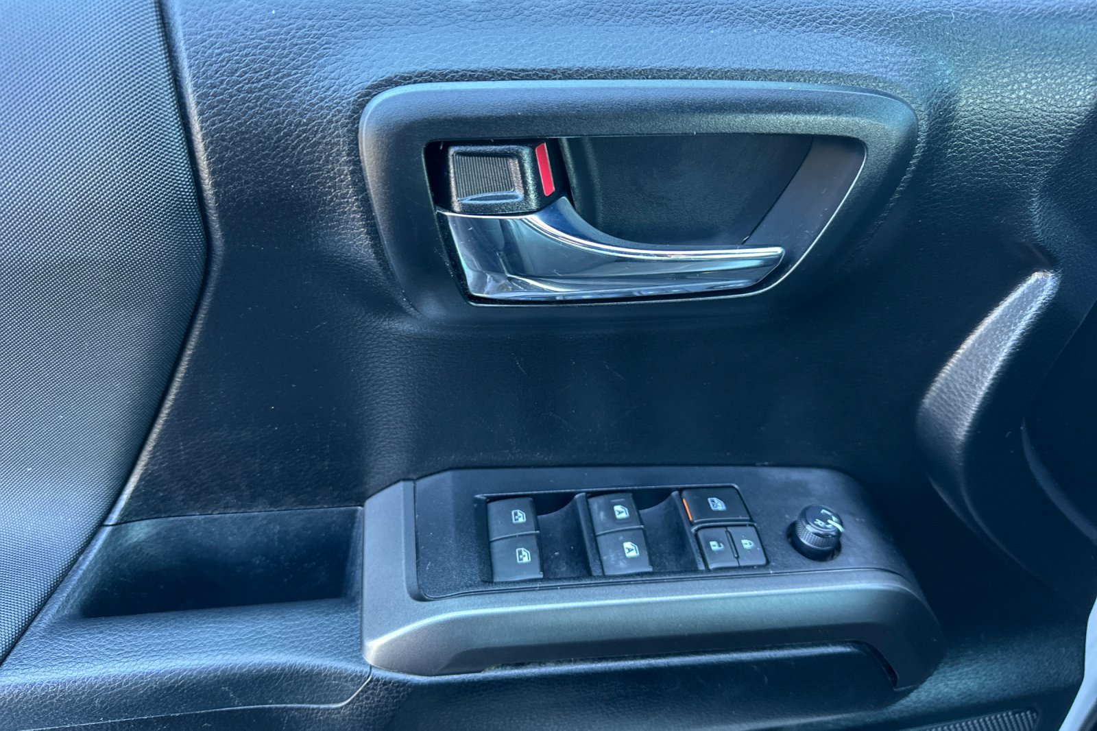 Used 2021 Toyota Tacoma TRD Off-Road w/ Technology Package AWD/4WD image 14