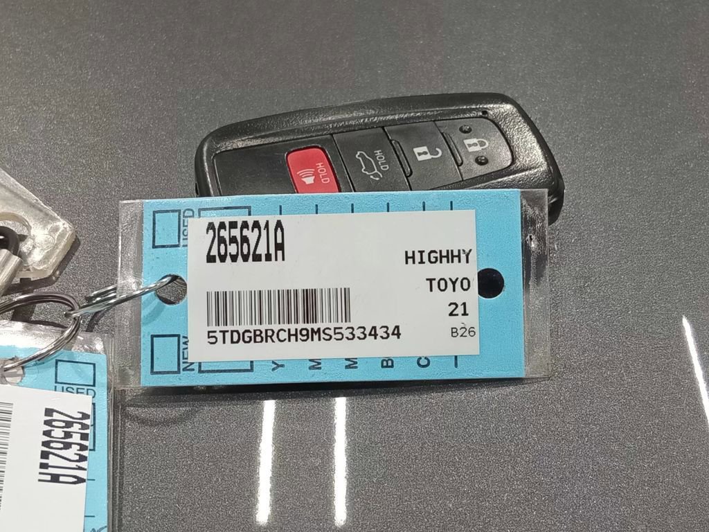 Used 2021 Toyota Highlander XLE image 25