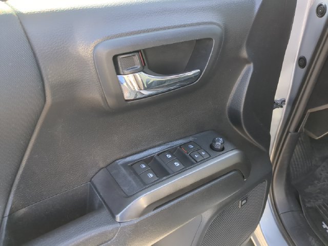 Used 2019 Toyota Tacoma TRD Off-Road AWD/4WD image 11