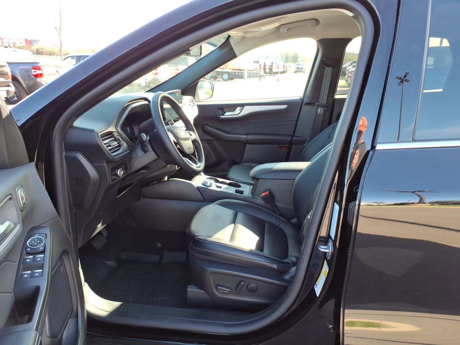 Certified 2025 Ford Escape Platinum w/ Class II Trailer Tow Package image 12