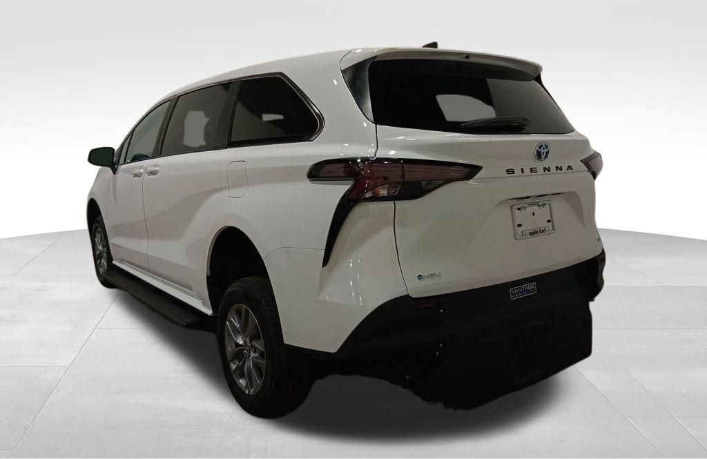 Used 2025 Toyota Sienna LE image 3