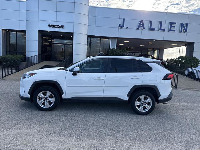 Used 2020 Toyota RAV4 XLE FWD image 2