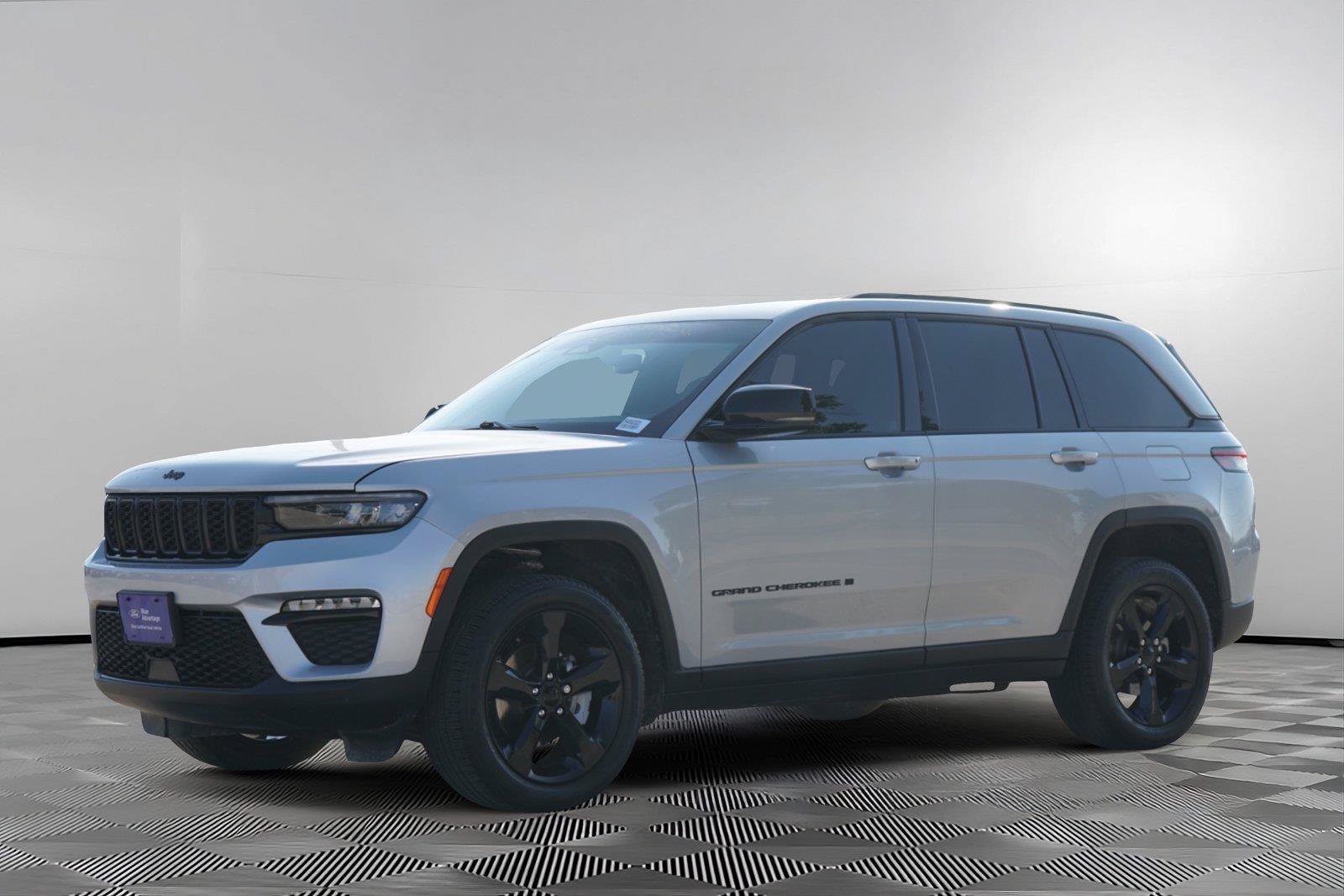 Used 2024 Jeep Grand Cherokee Limited w/ Black Appearance Package AWD/4WD image 8