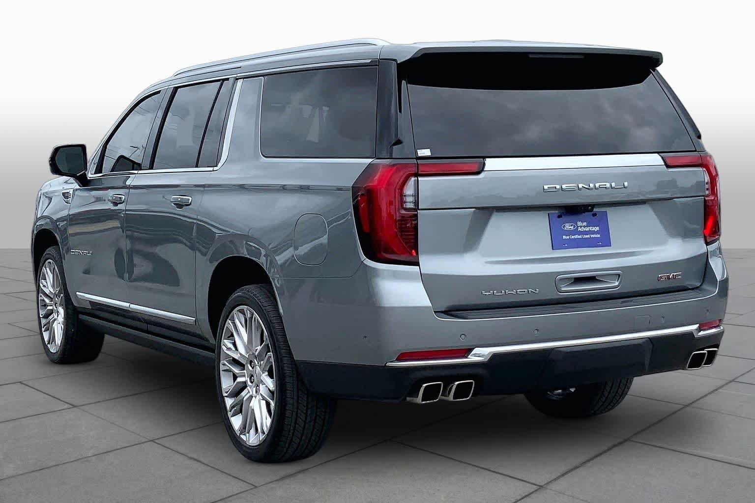 Used 2025 GMC Yukon XL Denali w/ Denali Reserve Package AWD/4WD image 12