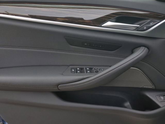 Used 2022 BMW 530i xDrive w/ M Sport Package image 9