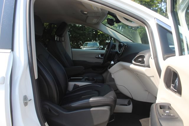 Used 2024 Chrysler Pacifica Touring-L FWD image 26