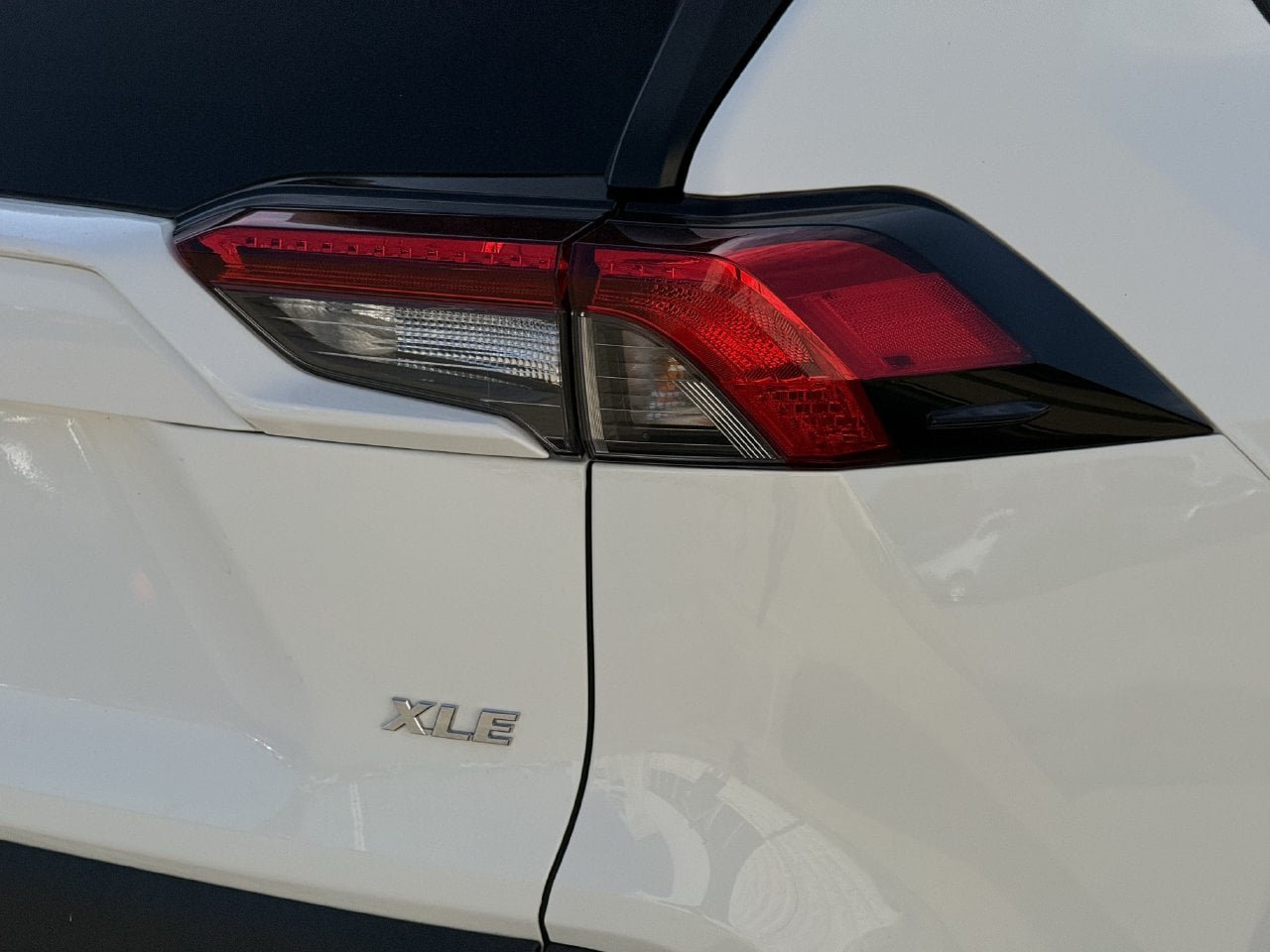 Used 2020 Toyota RAV4 XLE Premium FWD image 7
