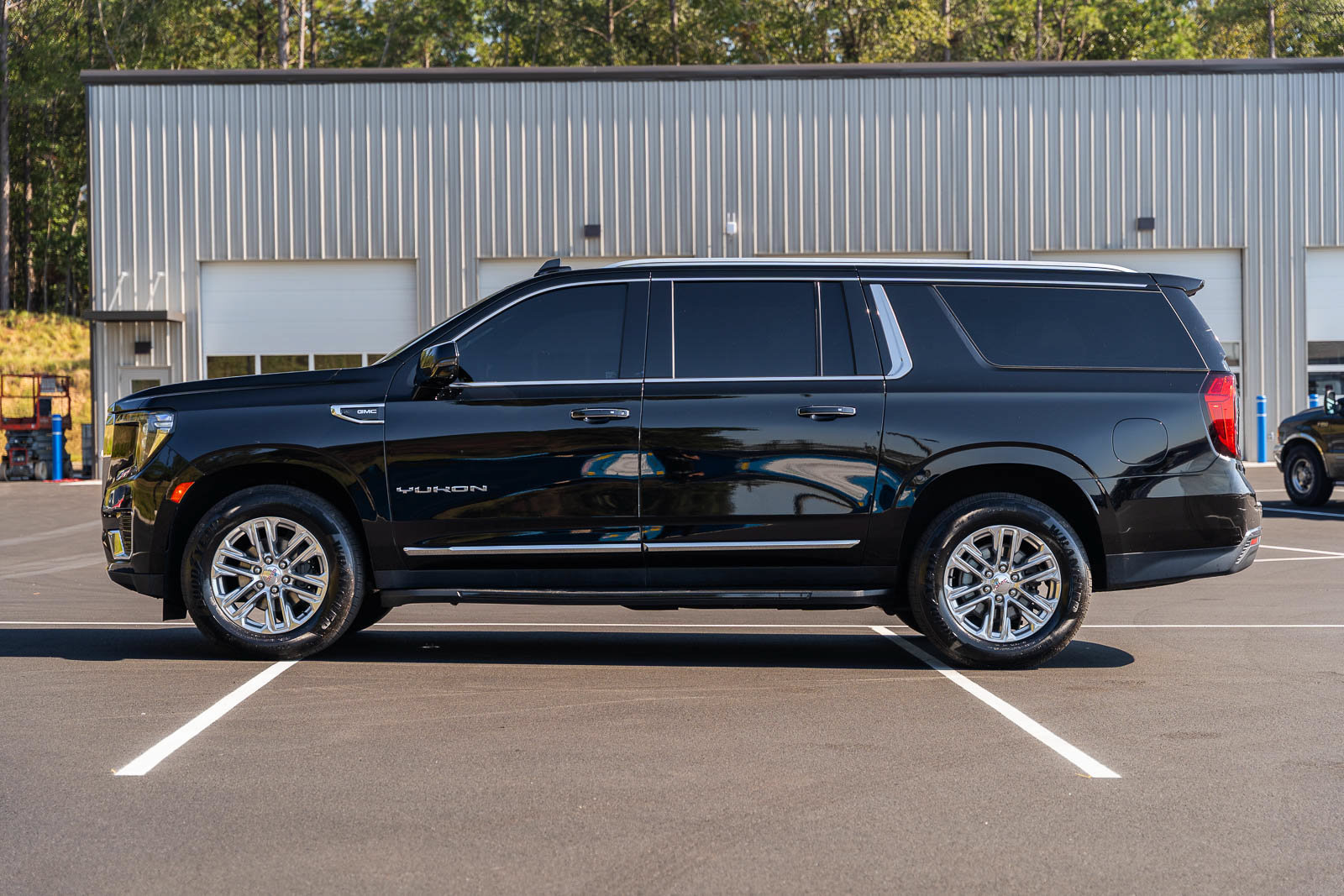 Used 2023 GMC Yukon XL SLT w/ SLT Premium Package AWD/4WD image 4