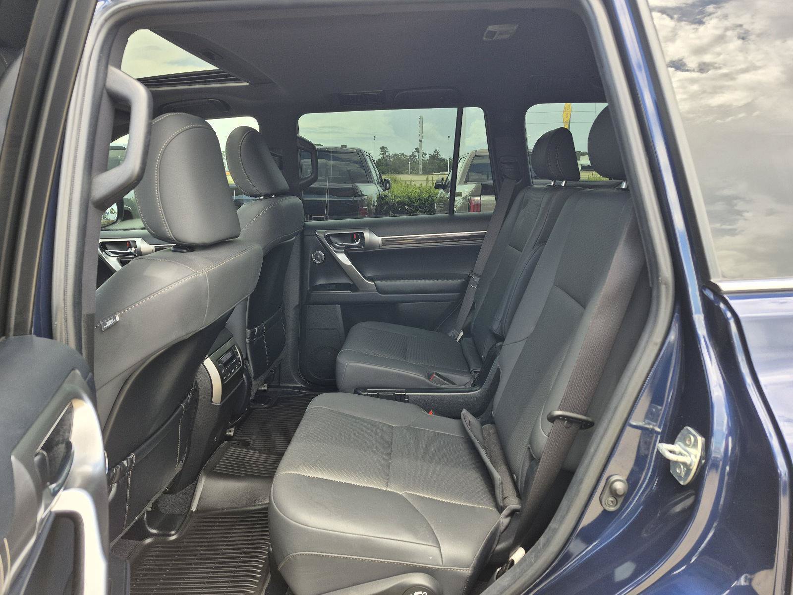 Used 2023 Lexus GX 460 Premium w/ Accessory Package AWD/4WD image 11