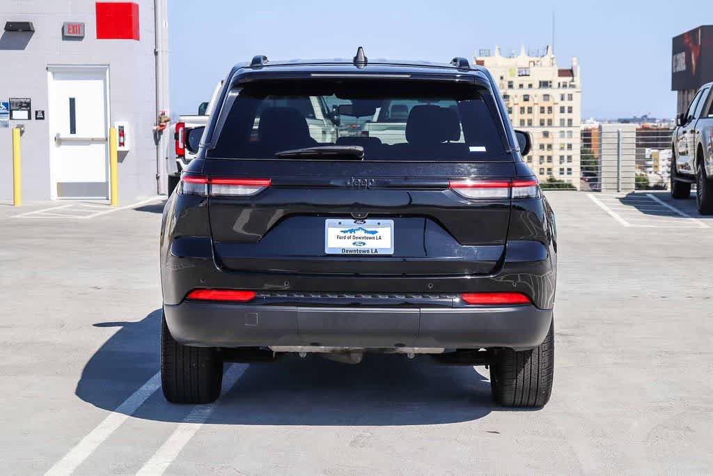 Used 2023 Jeep Grand Cherokee Altitude RWD image 5