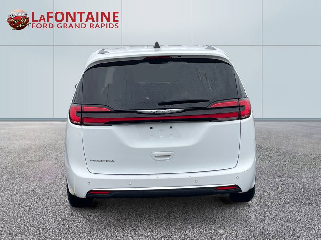 Used 2023 Chrysler Pacifica Touring-L FWD image 6
