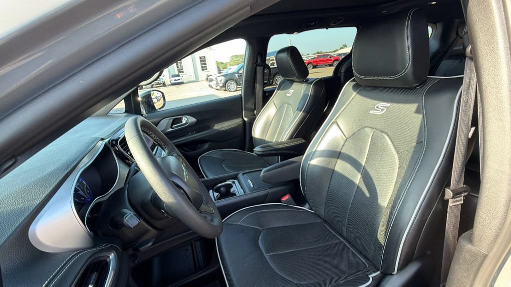 Used 2025 Chrysler Pacifica Limited FWD image 23