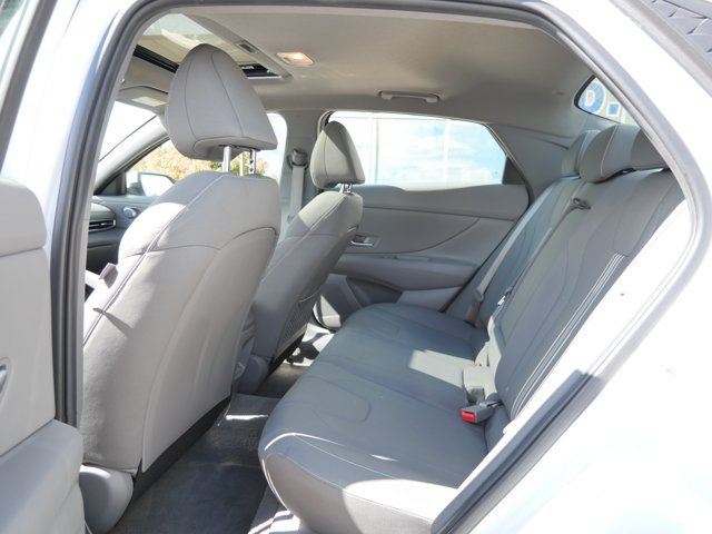 Used 2025 Hyundai Elantra SEL FWD image 16
