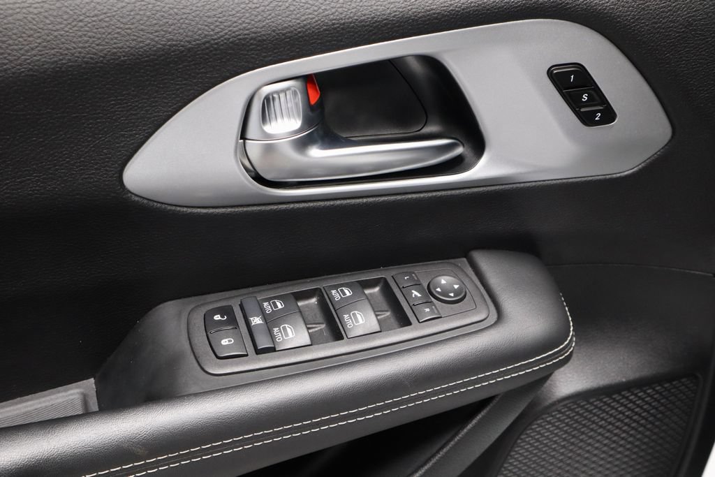 Used 2025 Chrysler Pacifica Limited FWD image 25