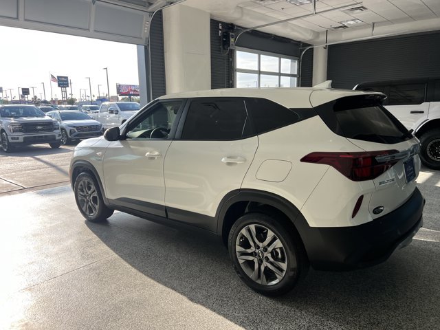 Used 2023 Kia Seltos LX AWD/4WD image 7