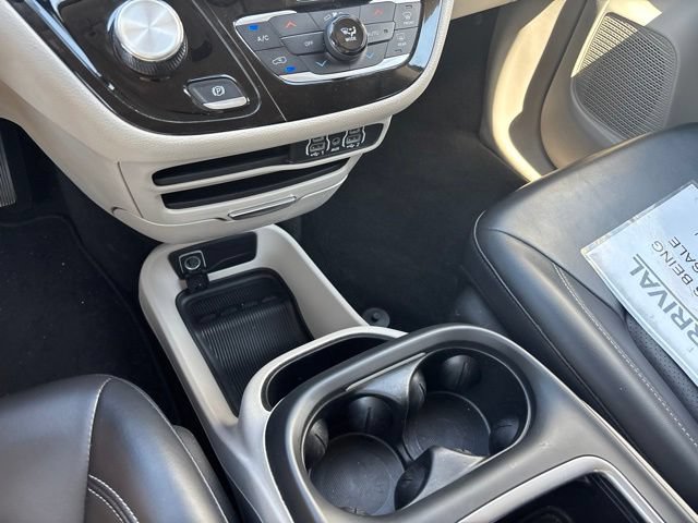 Used 2024 Chrysler Pacifica Limited FWD image 25