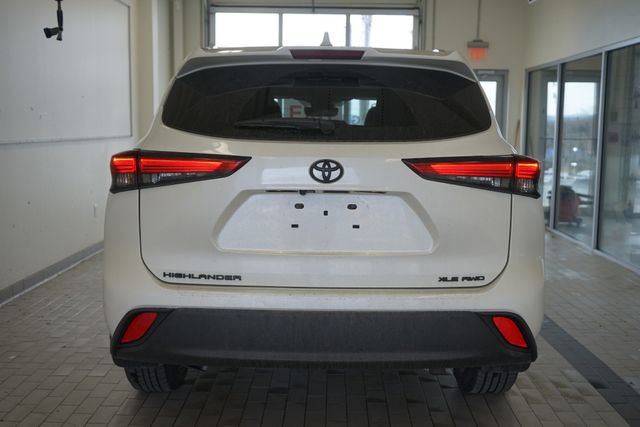 Used 2021 Toyota Highlander XLE AWD/4WD image 12
