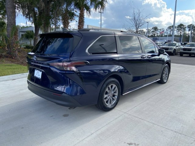 Used 2024 Toyota Sienna XLE image 4