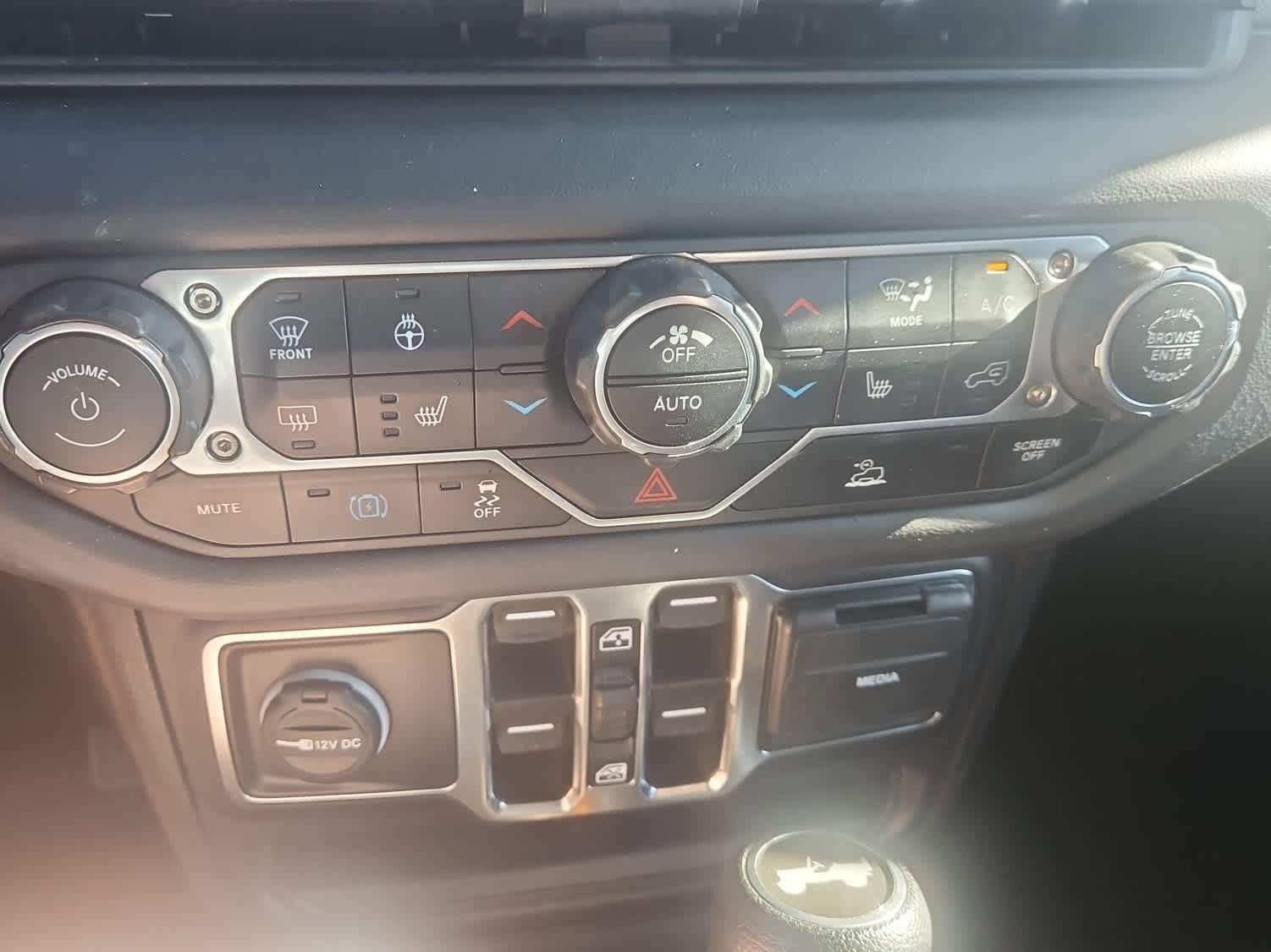 Used 2024 Jeep Wrangler Unlimited Sahara AWD/4WD image 17