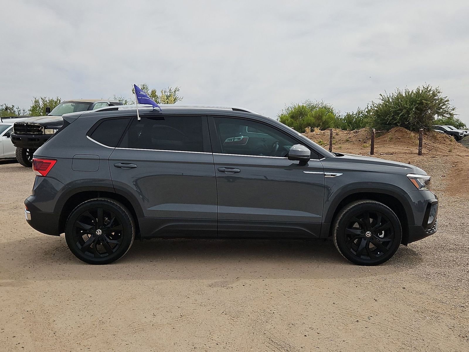 Used 2022 Volkswagen Taos SE w/ Panoramic Sunroof Package FWD image 4