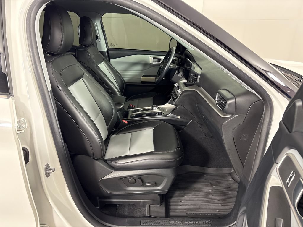 Certified 2022 Ford Explorer XLT w/ Equipment Group 202A RWD image 7