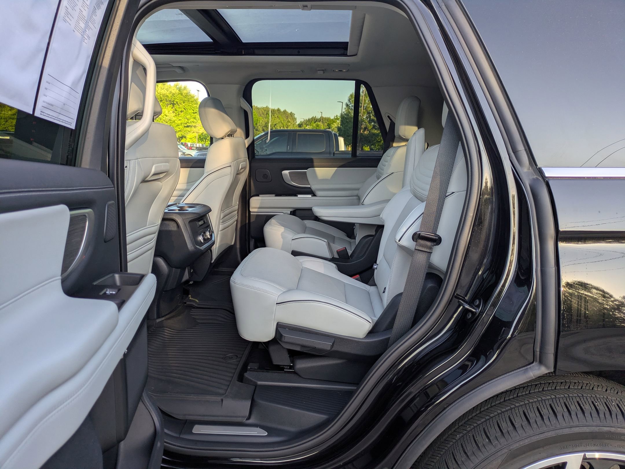 Certified 2025 Ford Expedition Platinum w/ Platinum Ultimate Package AWD/4WD image 27