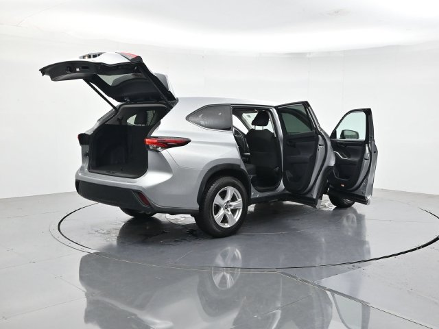 Used 2025 Toyota Highlander LE FWD image 47