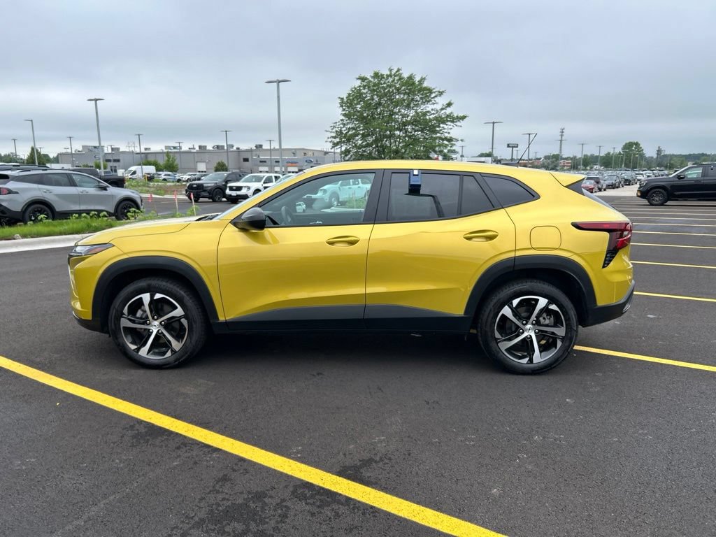 Used 2024 Chevrolet Trax RS w/ Sunroof Package FWD image 10