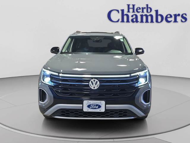 Used 2025 Volkswagen Atlas Peak Edition SE AWD/4WD image 2