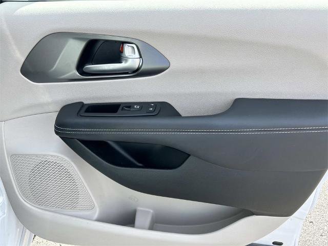 Used 2024 Chrysler Pacifica Touring-L image 23