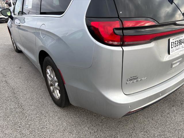 Used 2024 Chrysler Pacifica Touring-L image 3