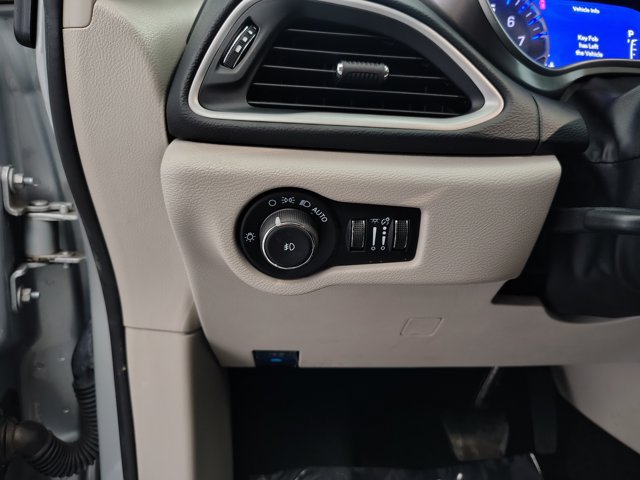 Used 2024 Chrysler Pacifica Touring-L FWD image 39