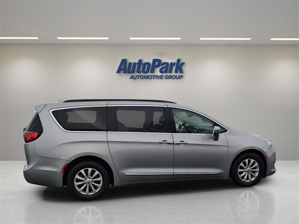 Used 2017 Chrysler Pacifica Touring-L image 6