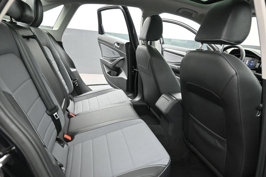 Used 2025 Volkswagen Jetta SE FWD image 10