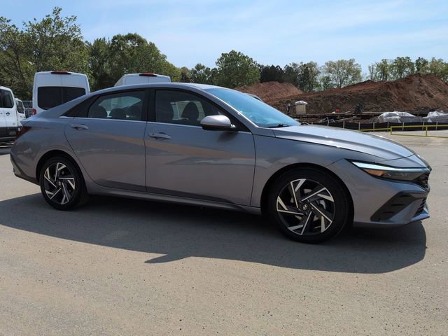 Used 2025 Hyundai Elantra SEL image 7
