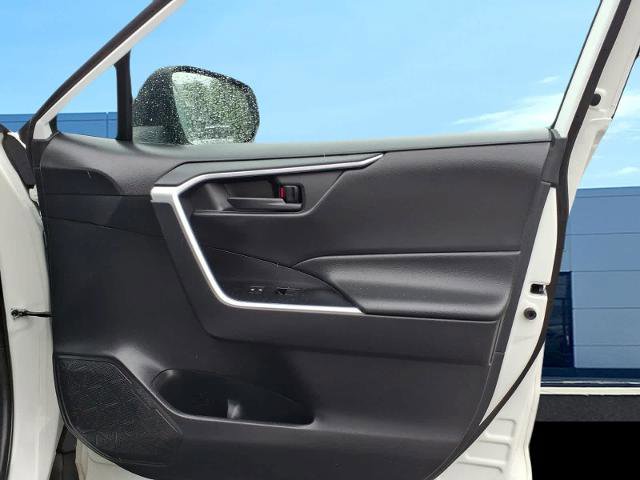Used 2021 Toyota RAV4 LE AWD/4WD image 11