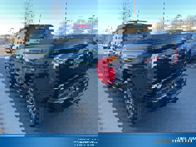 Used 2023 GMC Canyon Denali image 3