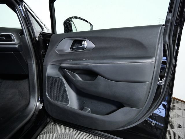 Used 2025 Chrysler Pacifica Select FWD image 9