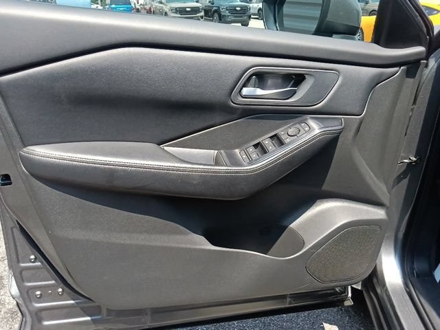 Used 2024 Nissan Rogue SV FWD image 11