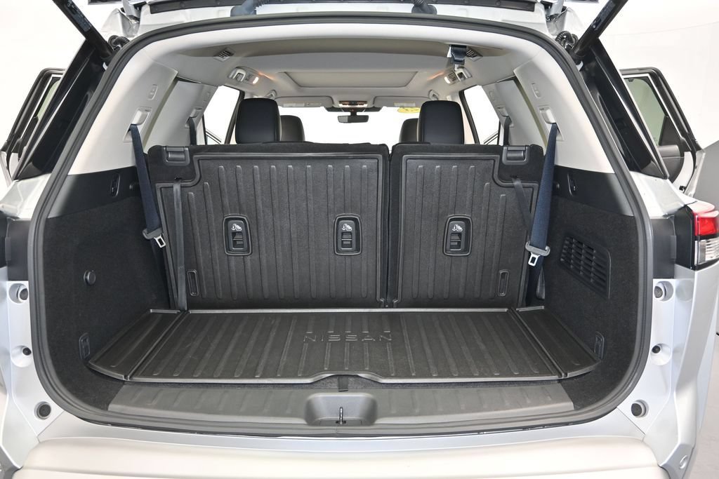 Used 2023 Nissan Pathfinder Platinum AWD/4WD image 11